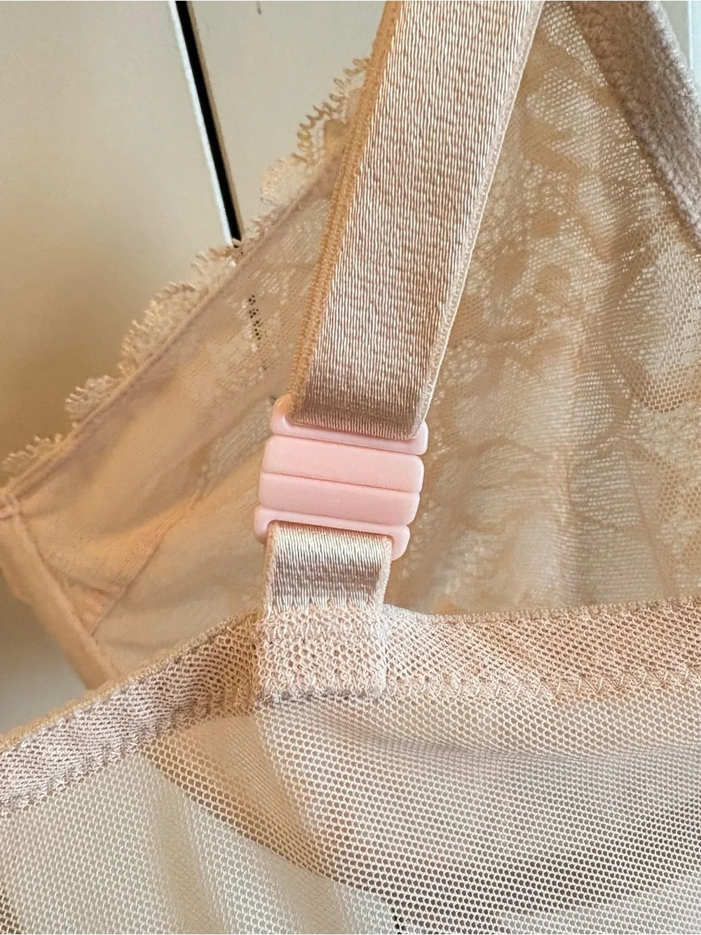 Victoria's Secret Light Nude Lace Underwire Bra - Picture 5 of 10
